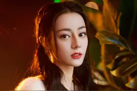 迪丽热巴现身直播活动，大笑时被截无美颜生图，立马显露真实颜值图片