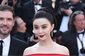 范冰冰终于翻车！披着被子红裙走红毯，全暴露出水桶腰无曲线图片