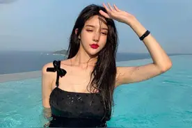 艾比与闺蜜同游三亚，女装打扮艳丽动人，看到合影后：羡慕了图片