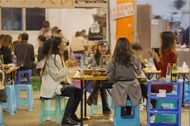 我们跑遍几个网红城市，发现有一种四人社交游戏很火图片