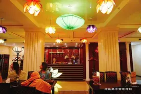 越南人在俄罗斯开潮汕牛肉火锅店，看看都吃些啥，正不正宗图片