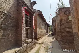 大树长得太久变空心，却成村民心中的许愿树，过年过节都有人祭拜图片