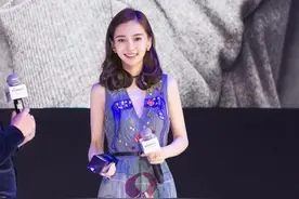 杨颖穿蓝色薄纱裙出席活动，辣妈气场十足，令人们羡慕图片