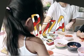 昆凌带儿女在家做披萨！小周周穿吊带胳膊瘦小，桌上食材一应俱全图片