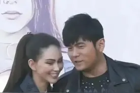 周杰伦帮爱妻宣传新电影，胖到认不出！网友：撞脸陈赫图片