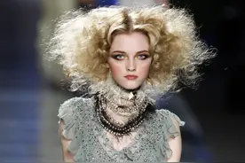 俄罗斯小仙女Vlada Roslyakova妆容和LOOK都好美，像精致洋娃娃图片