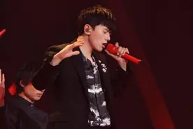 ​张杰演唱会海报抄袭华晨宇？摄影师在线指控，网友指其贼喊捉贼图片