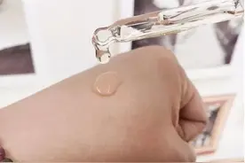 精华液要早上擦，还是晚上擦？总有人用错，难怪护肤效果差又浪费图片