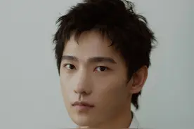 清新杨洋上线！睡衣风条纹衬衫少年感满满，碎发帅气又绅士图片