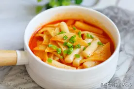 年糕和它是绝配，加上自制辣椒酱，鲜香软糯香辣过瘾，实在是太香图片