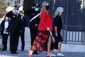 英国第一夫人成G20时尚黑马！穿500块的Zara上衣，印花裙是租来的图片