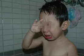 3岁宝宝一洗澡就大哭，医生检查身体没问题，罪魁祸首是奶奶图片