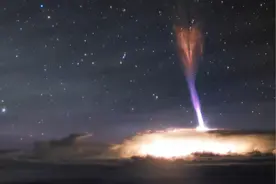 夏威夷一片云里灯火通明，突然向太空射出巨大光束，太诡异了图片