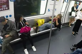 公交车上，一对情侣亲吻搂抱，旁边一位父亲见状紧捂孩子的眼睛图片