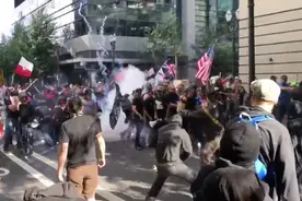 美国一城市爆发街头大战！警局局长：民众不要对警方抱太大希望图片