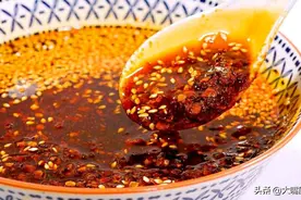 辣椒油不香、发苦，原因找到了！泼油前要做1步，香辣红亮没糊味图片