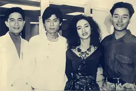 无法重拍的瞬间：搂着绯闻女友的李小龙，斜抱着邱淑贞的成龙图片