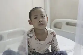 五岁的罗明骏患白血病，八岁的姐姐要给他做骨髓移植图片