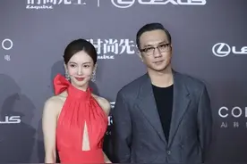 金晨虽然穿一身贵族的衣服，但这红秋裤太惹眼，一般人驾驭不了图片