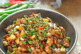 教你在家做快手小炒，新鲜藤椒炒鸡腿肉，营养开胃，简单下饭图片