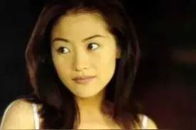 16岁被王晶看上，18岁拍大尺度影片爆红的钟甄，为何患上了精神病图片