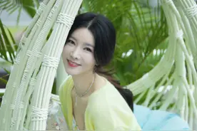 内地“小周慧敏”刘亦彤写真，治愈系的笑容，甜甜的校花既视感图片