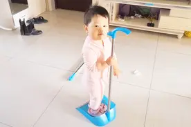 宝宝玩出新花样，大家都来看看，17个月的宝宝这是玩的啥！视频封面