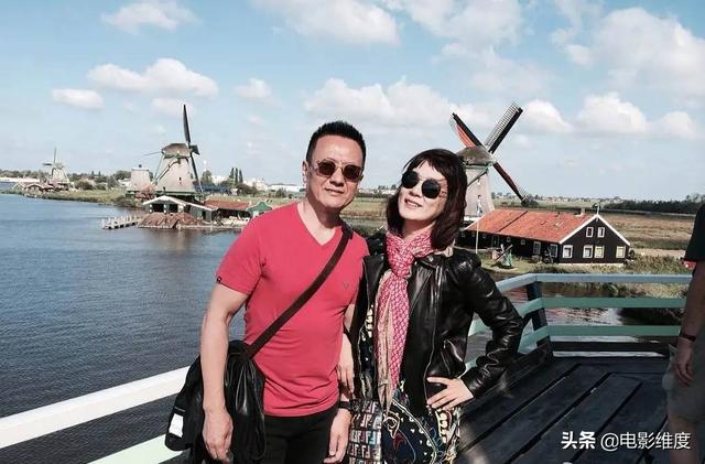 64岁老戏骨张志坚,娶话剧团同事恩爱至今,如今一家人生活幸福