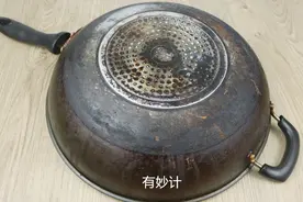 锅底油污又厚又脏怎么办？用上1个口罩来帮忙，旧锅马上焕然一新图片