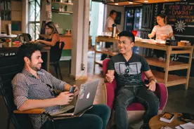 “我信你个鬼”用英语怎么说？学会，怼人于无形之间图片