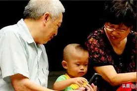 婆婆想去旅游，遭儿媳反对，婆婆：“带孩子就是老人的义务吗？”图片