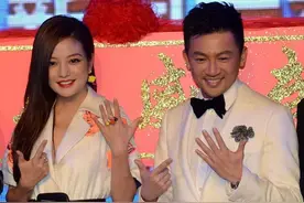 赵薇苏有朋合体亮相，同穿“白+黑”有默契，连身材发福都同步了图片