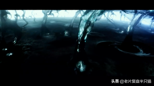 《超体》是烂片，还是神作？寡姐为什么吻警察，为什么变成U盘？