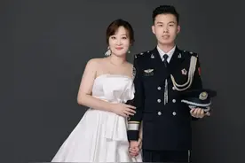 天津一民警婚礼现场干这事！网友：硬核婚礼没谁了！图片