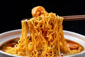 小孩馋到哭，酸爽劲道的一锅面，香绝了图片