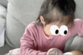 朱丹首秀两娃合照，4岁姐姐给弟弟喂奶超有爱，“真·姐弟情深”图片