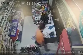 6瓶啤酒砸倒持刀抢劫男子，警方通报定性了图片