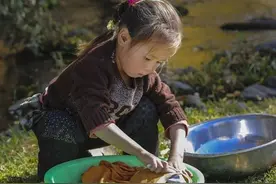 故事：女孩被继父折磨，继父死后她不闻不问，一个包让她后悔痛哭图片