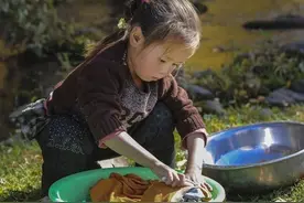 故事：女孩被继父折磨，继父死后她不闻不问，一个包让她后悔痛哭图片
