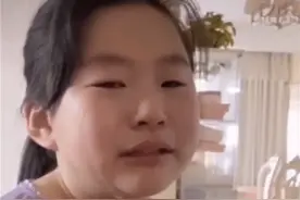 学校布置作业：早起为家人做顿早饭，女孩特地七点起床，却被气哭图片