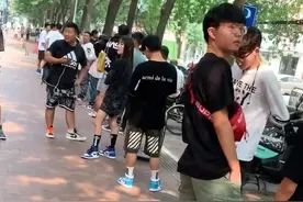 60岁大妈花衬衫配AJ，排队买AJ，网友：你大妈还是你大妈图片
