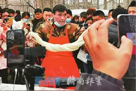 爆红后的“拉面哥”：坚持拉“高端”面，继续帮人寻亲图片