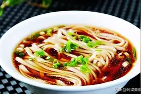 煮面条时，开水下锅还是热水？掌握3个小技巧，面条爽滑又筋道图片