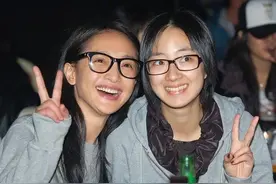周迅13年前素颜照曝光，黑框眼镜学生气十足，还和桂纶镁同框合照图片