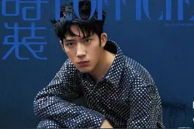 组图：井柏然七月封面大片，多变造型表现力在线图片