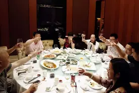 他人向你敬酒，不想喝别直言“我不喝”，懂这3点显情商又有面子图片