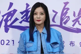 赵薇亮相某网站发布会，为新剧做宣传，自曝6年不拍戏记不住台词图片