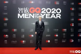 男明星走红毯也很拼，陈飞宇李现穿外增高，蔡徐坤的像女式高跟鞋图片