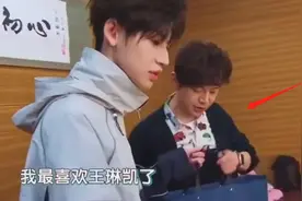 何炅后台收礼画面曝光，紧盯礼物动作快速，粉丝曝送礼过程更唏嘘图片