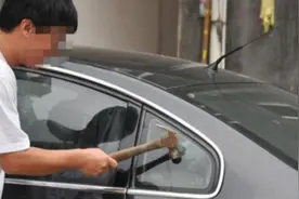 忘记车钥匙只能砸车窗吗？大错特错，备用钥匙放这，随时取用图片